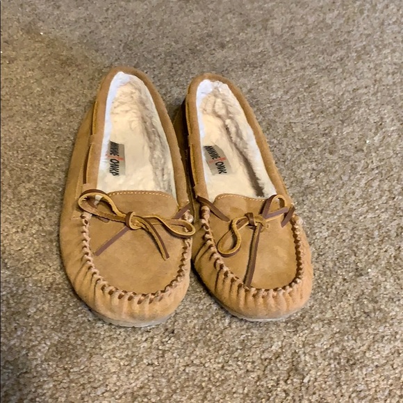 Minnetonka Women’s Moccasins - Picture 1 of 4